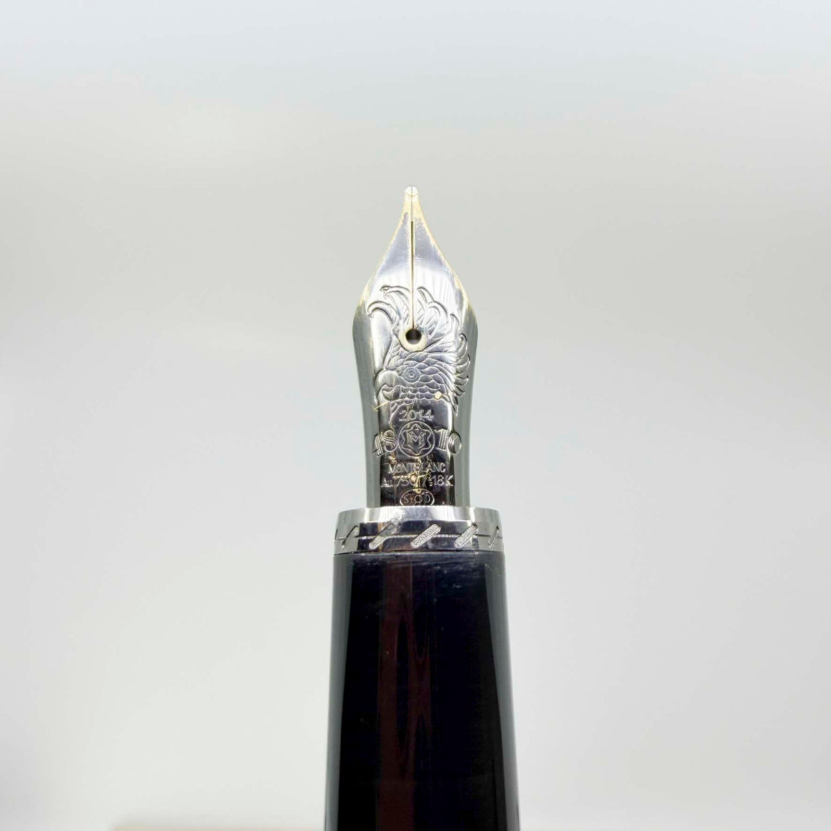 Montblanc Daniel Defoe Writer Series Limited Edition Fountain Pen   -  Fine 18kt Gold Nib