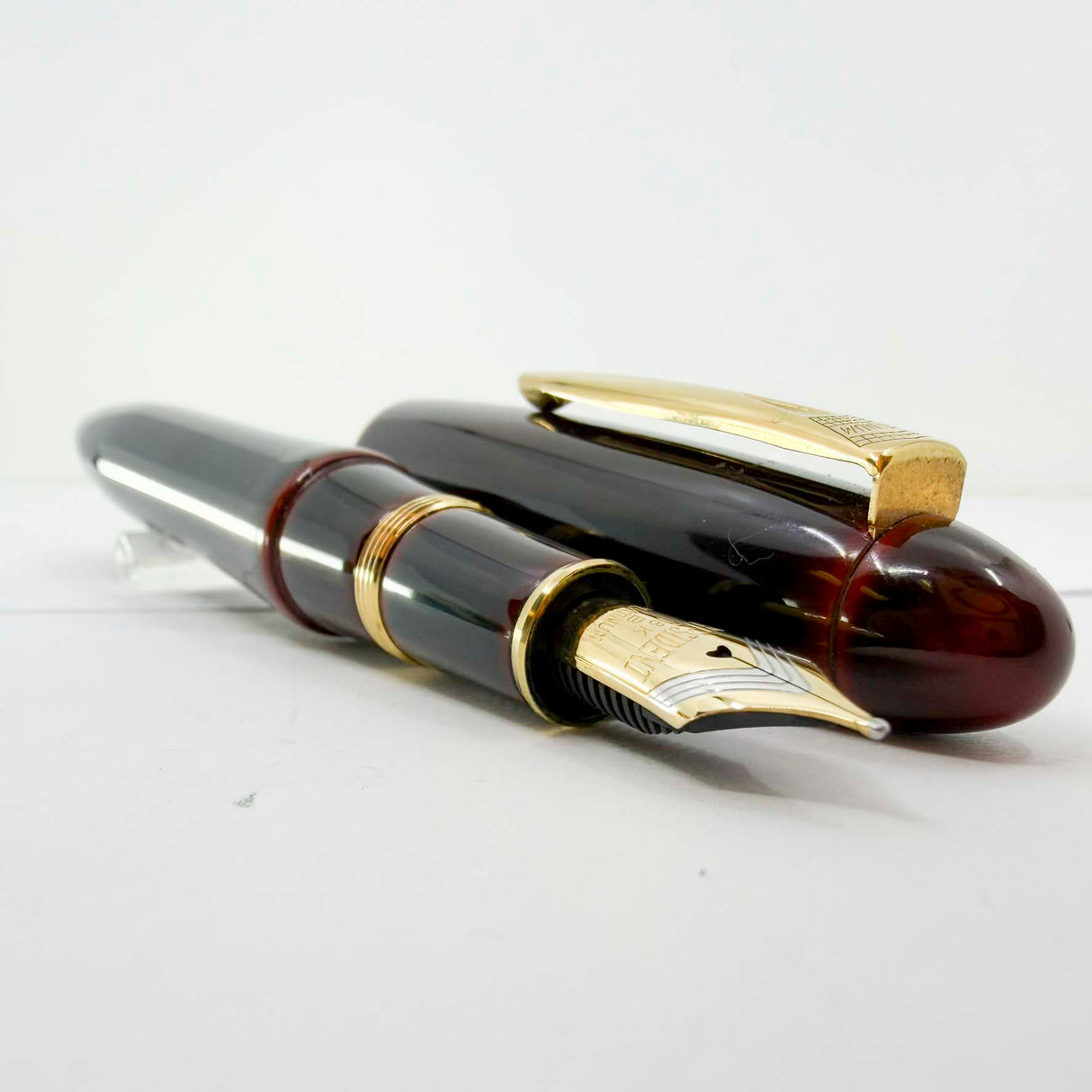 Platinum Izumo Urushi Aka-tame(Red) Hand Painted Lacquer Oversized Fountain Pen  - Broad 18kt Gold Nib
