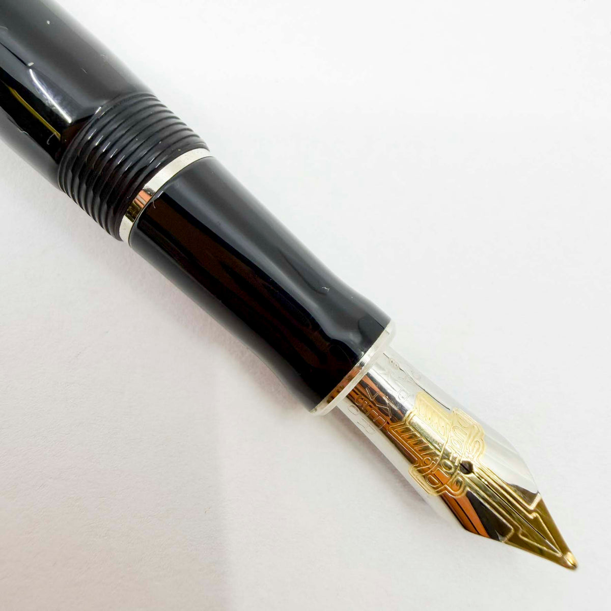 Parker Duofold International (Standard Size) Black/Platinum-Plated Trim Fountain Pen  - Medium 18kt Gold Nib