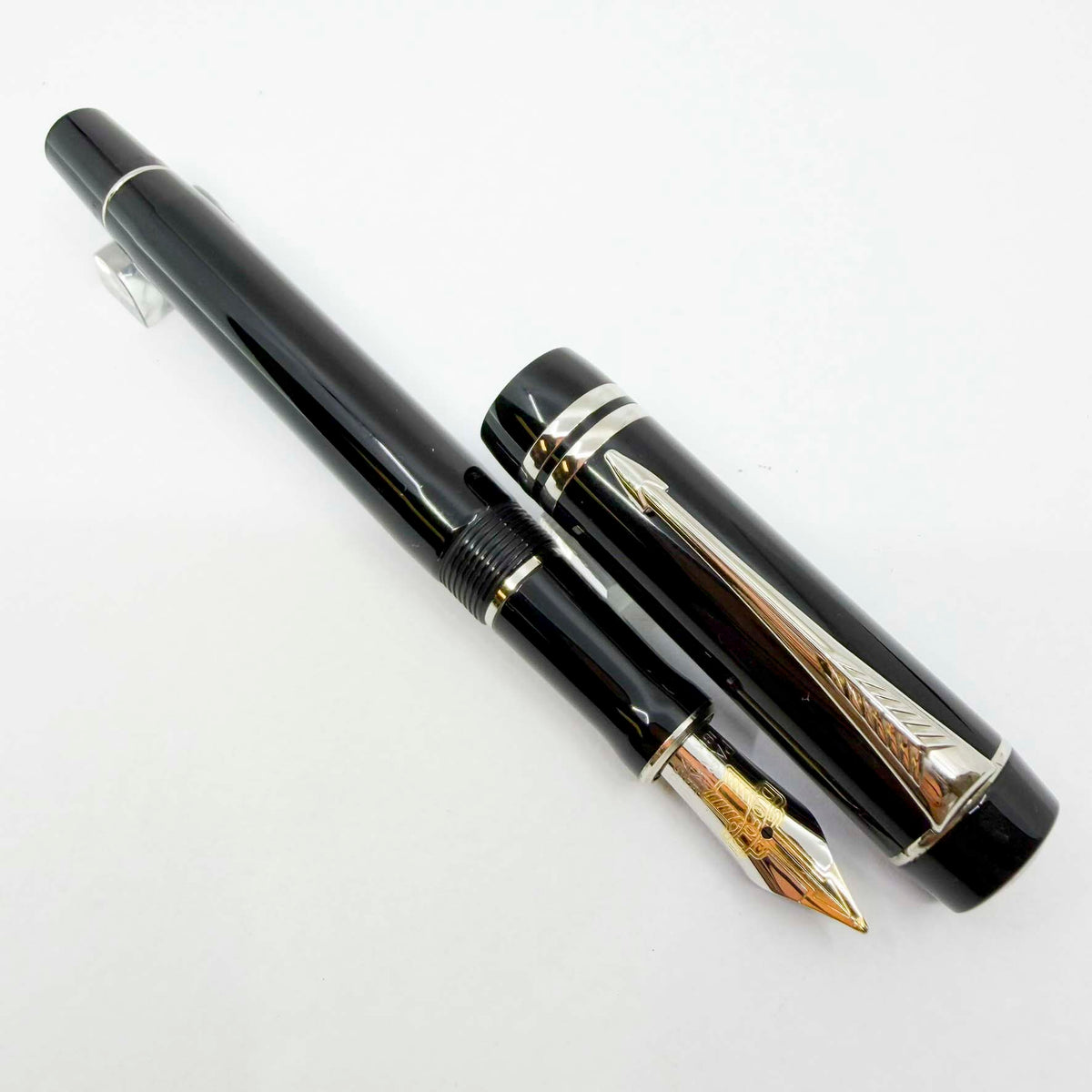 Parker Duofold International (Standard Size) Black/Platinum-Plated Trim Fountain Pen  - Medium 18kt Gold Nib