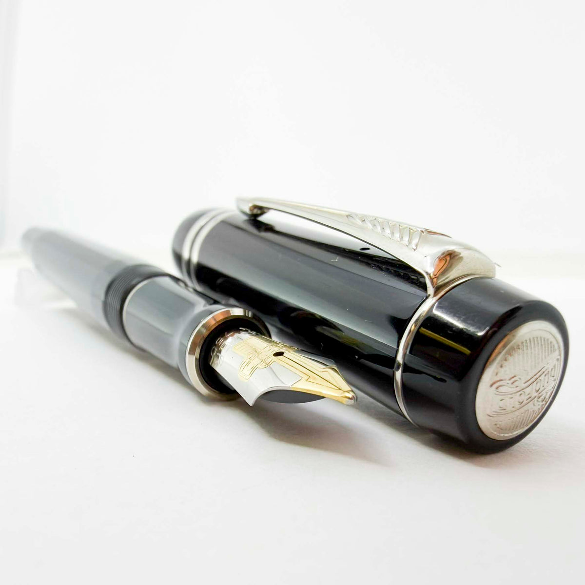 Parker Duofold International (Standard Size) Black/Platinum-Plated Trim Fountain Pen  - Medium 18kt Gold Nib