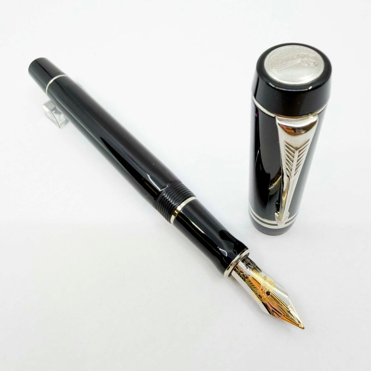 Parker Duofold International (Standard Size) Black/Platinum-Plated Trim Fountain Pen  - Medium 18kt Gold Nib