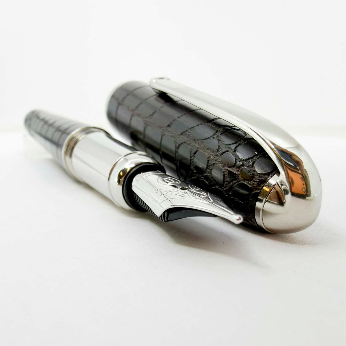 Cartier Louis Cartier Dandy Crocodile Scales Engraved Wood Body Limited Edition Fountain Pen - Medium 18kt Gold Nib