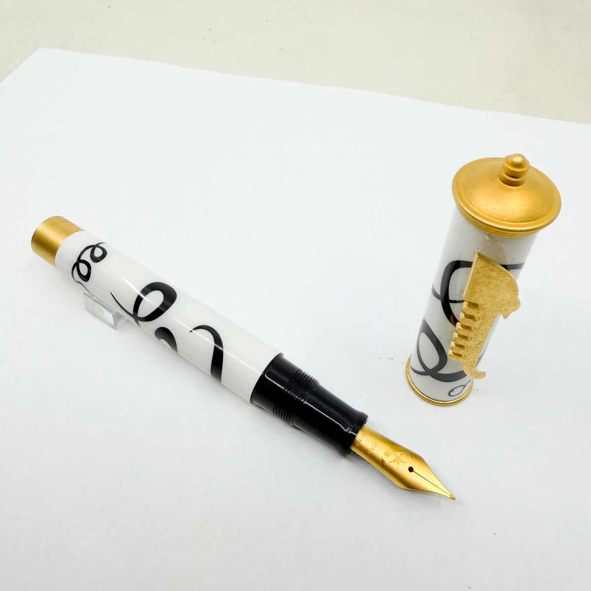OMAS Emozioni Di Carnevale Limited Edition Fountain Pen - Fine 18kt Gold Nib