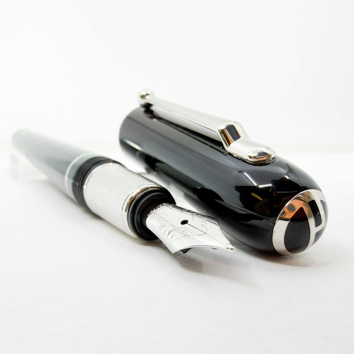 Dunhill Sidecar Black Lacquer Fountain Pen - Medium 18kt Gold Nib