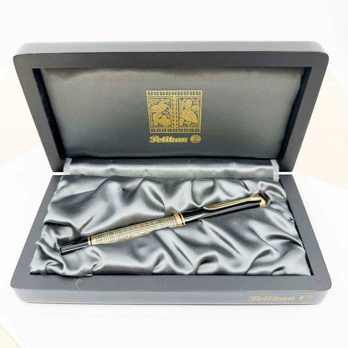 Pelikan M900 Toledo Gold Vermeil Fountain Pen - Medium 18kt Gold Nib - 1990's - Original Box & Certificate Booklet - MINT